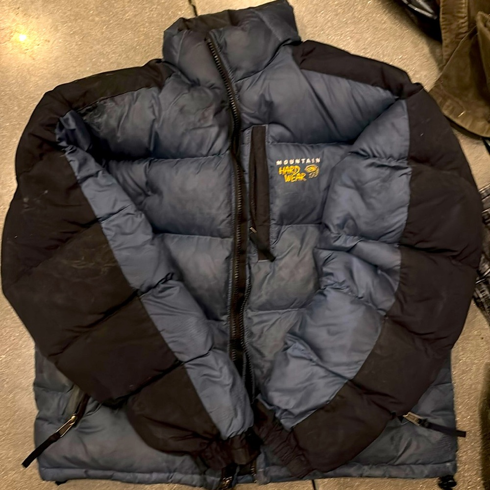Mountain Hard Wear
Men’s size medium 
Good condition, great winter puffy coat